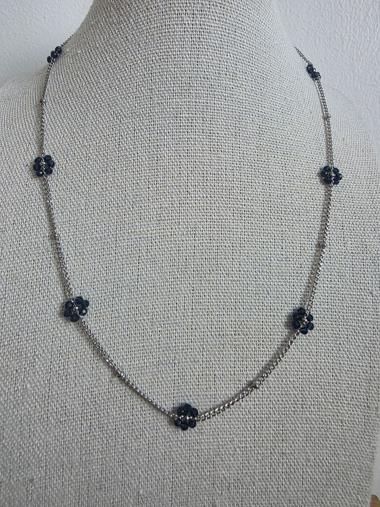 Les colliers fleurs de perles - Différents coloris disponibles