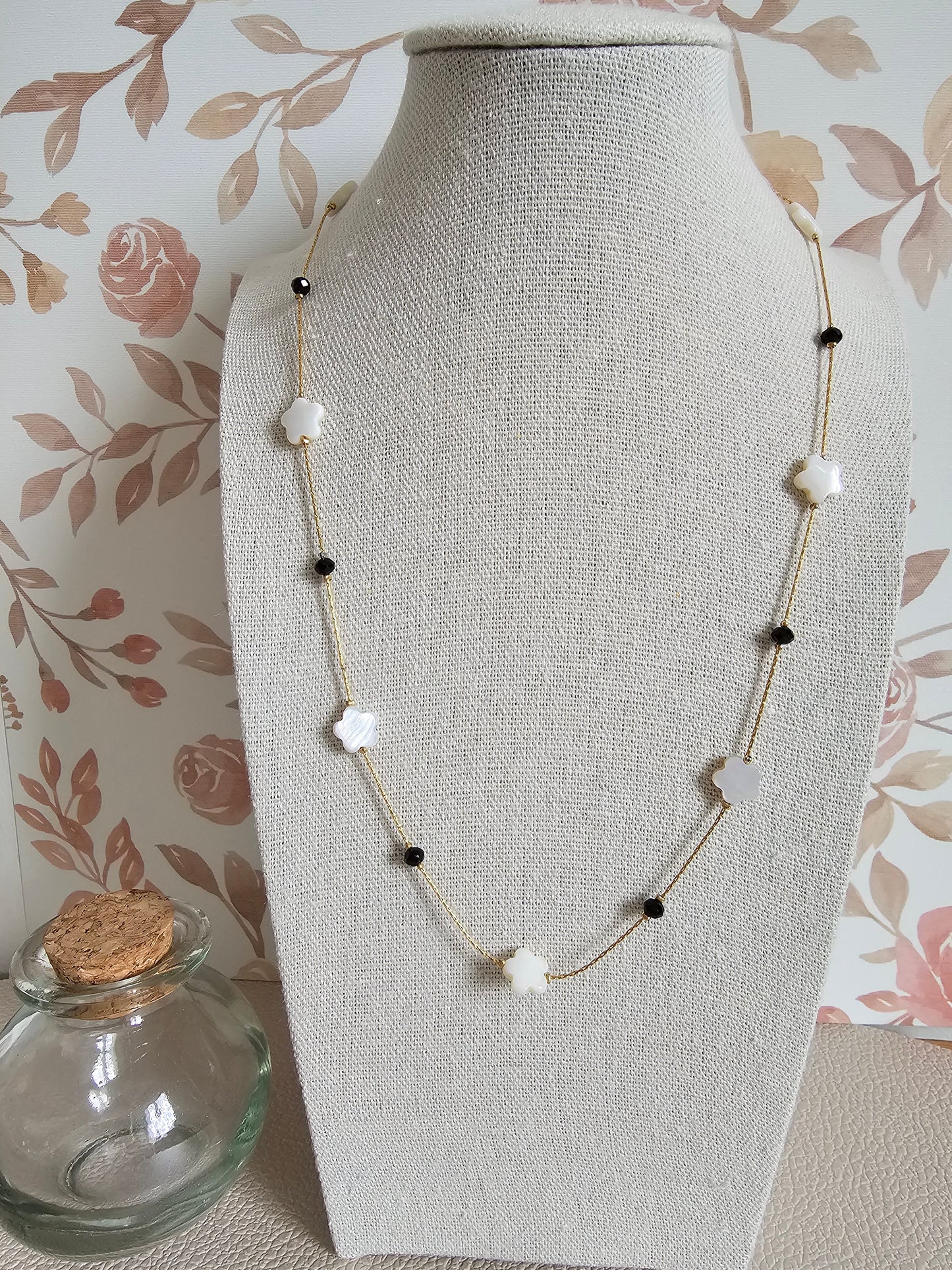 Colliers fleurs nacrées