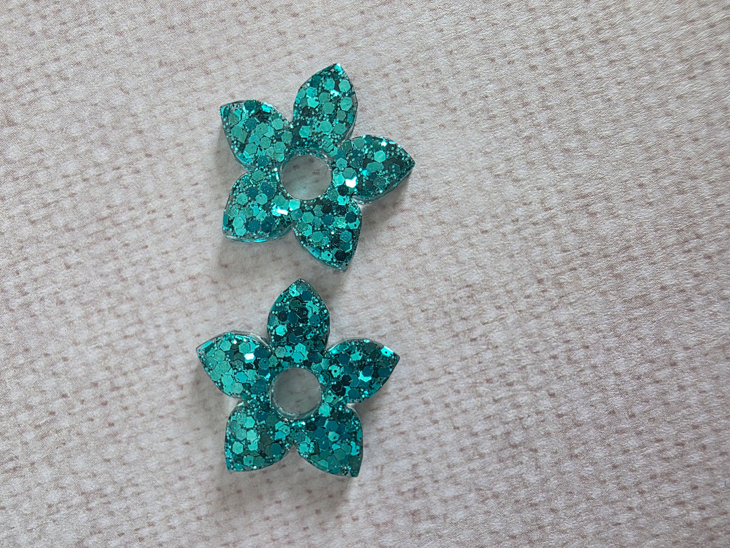 Fleurs de tiaré à paillettes- Pampilles pour créoles interchangeables