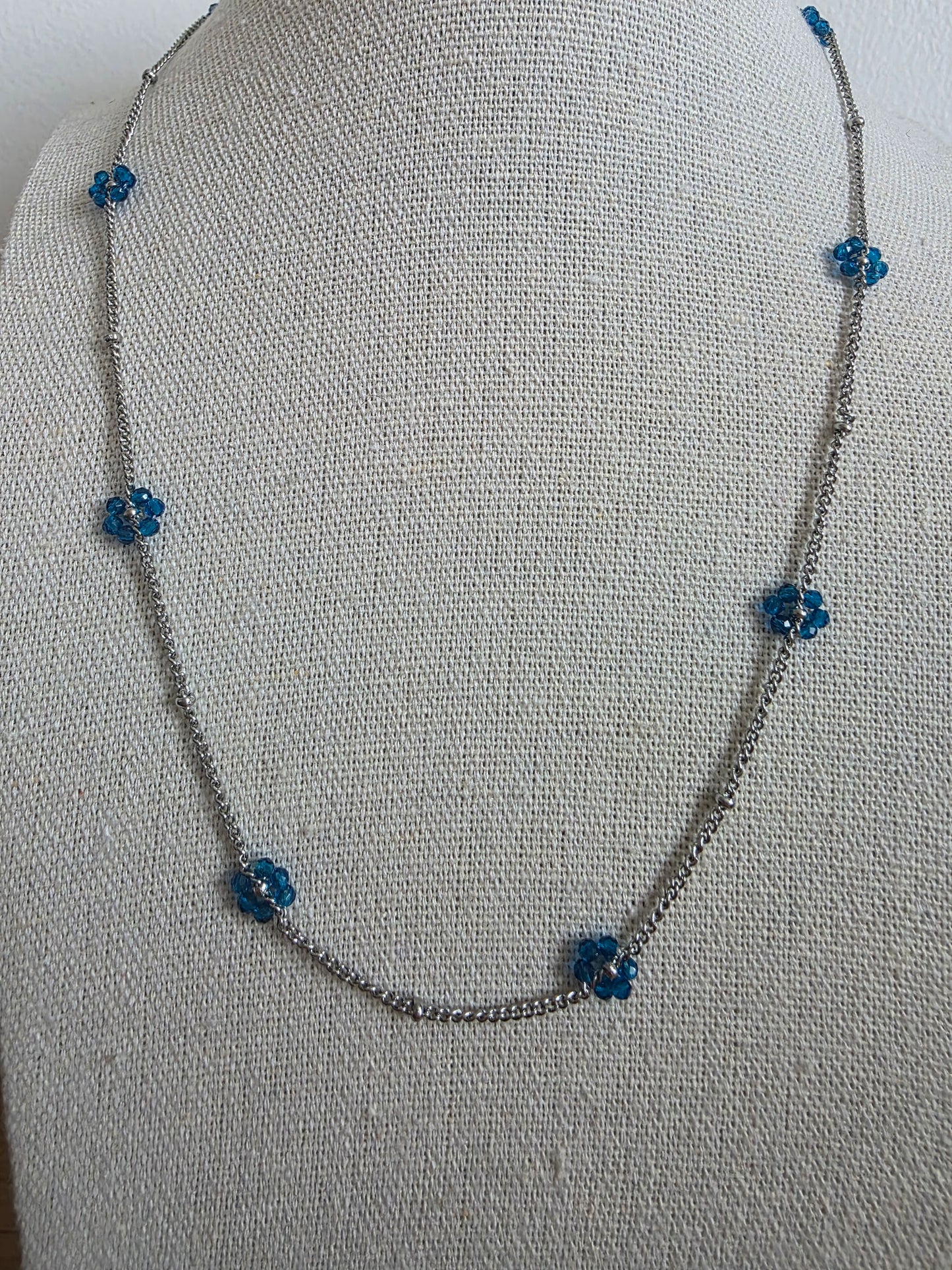 Les colliers fleurs de perles - Différents coloris disponibles