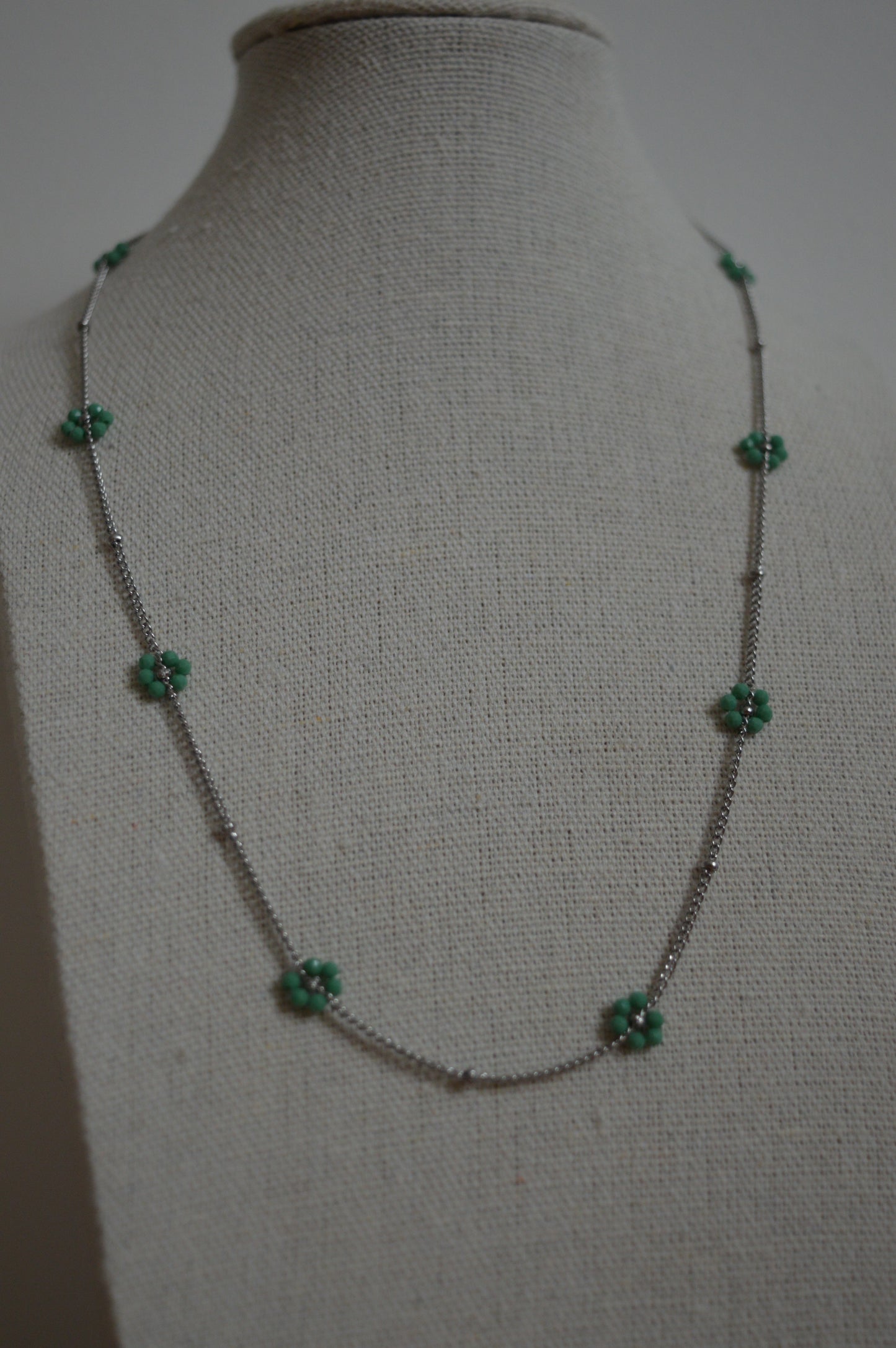 Les colliers fleurs de perles - Différents coloris disponibles