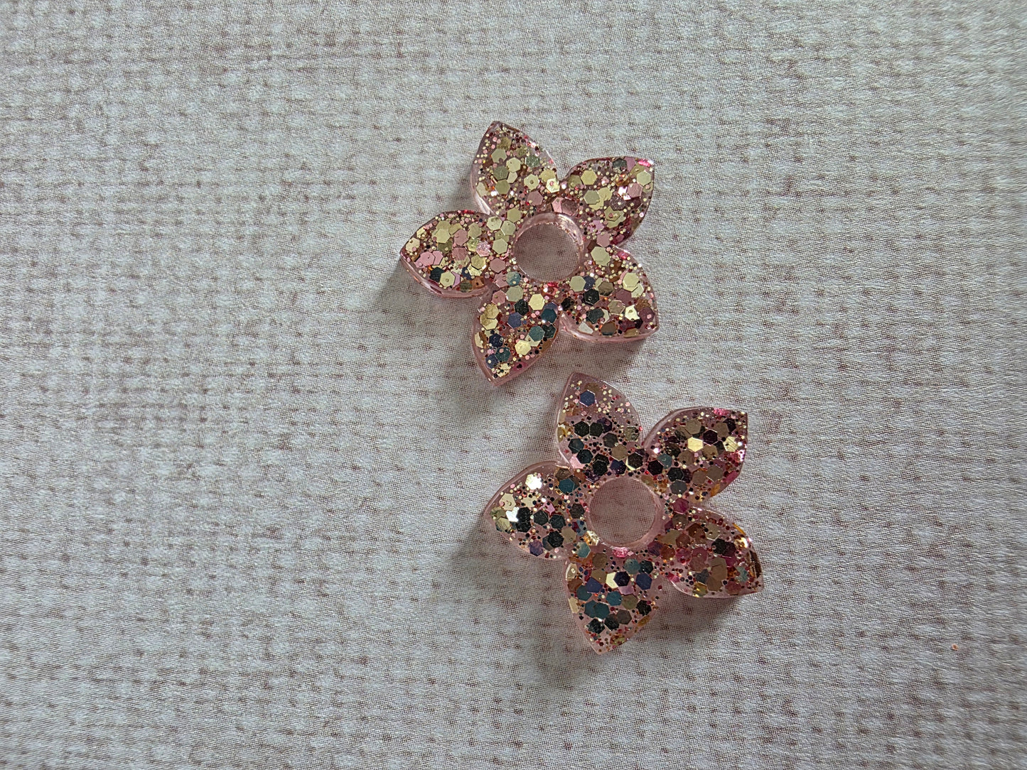 Fleurs de tiaré à paillettes- Pampilles pour créoles interchangeables