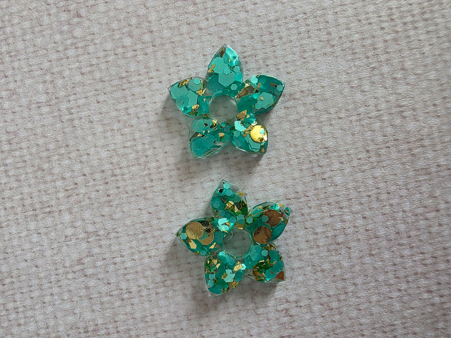 Fleurs de tiaré à paillettes- Pampilles pour créoles interchangeables