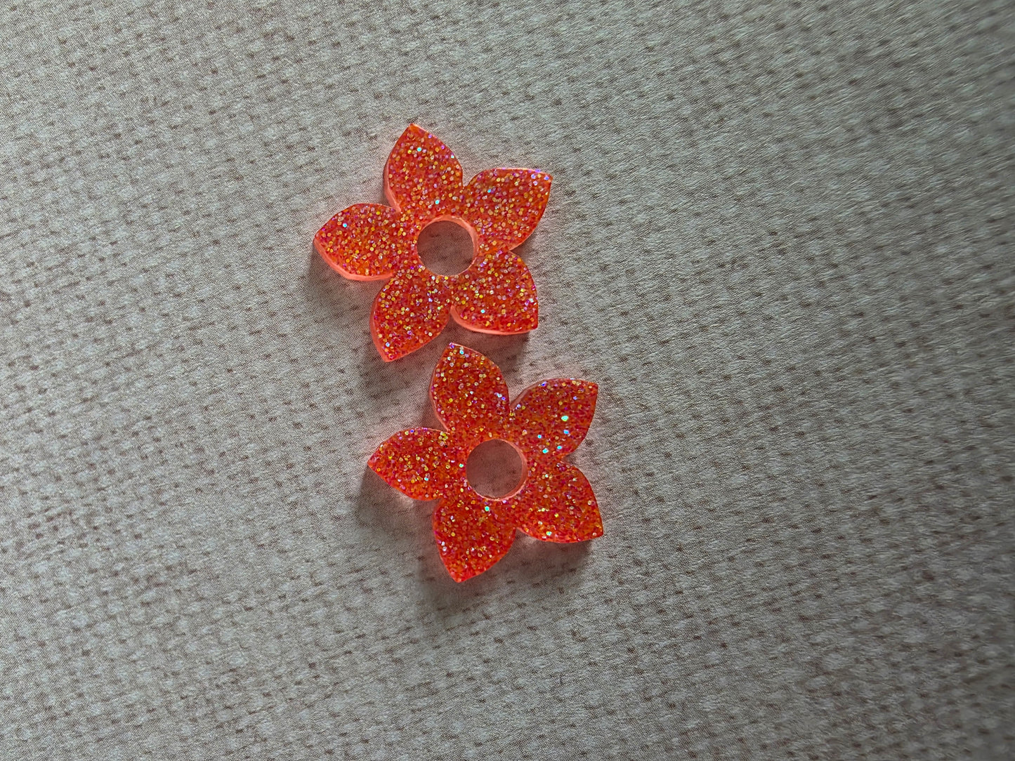 Fleurs de tiaré à paillettes- Pampilles pour créoles interchangeables
